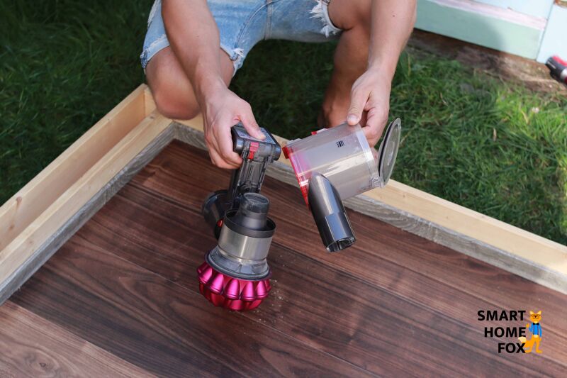 Das Reinigen des Schmutzbehälters